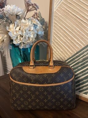 👜 Authentic Louis Vuitton Deauville – Monogram Canvas